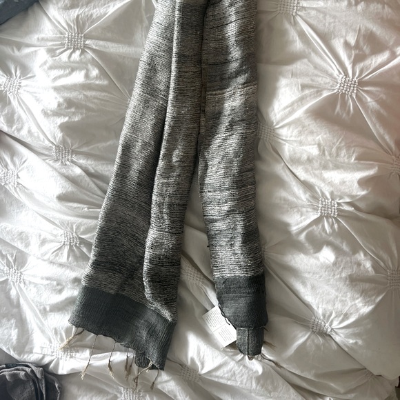 100% silk scarf new with tags - Picture 2 of 6